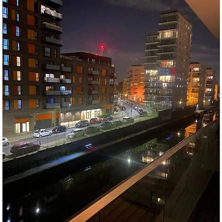 Lovely 2Br Apartment W/ City View 런던 외부 사진