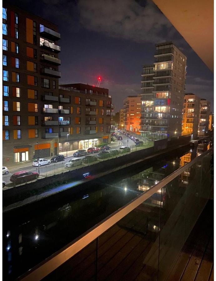 Lovely 2Br Apartment W/ City View 런던 외부 사진