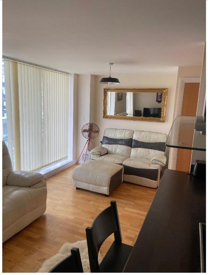 Lovely 2Br Apartment W/ City View 런던 외부 사진