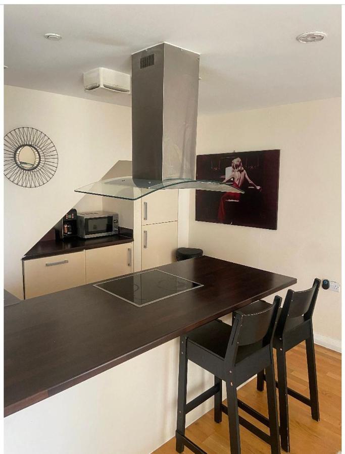 Lovely 2Br Apartment W/ City View 런던 외부 사진