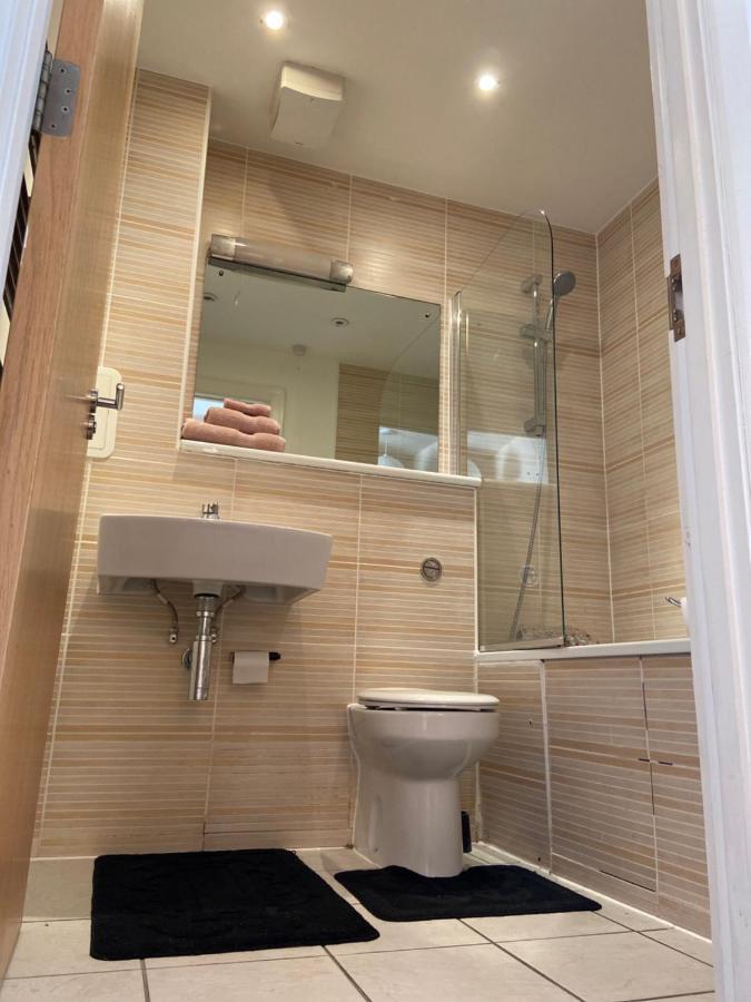 Lovely 2Br Apartment W/ City View 런던 외부 사진